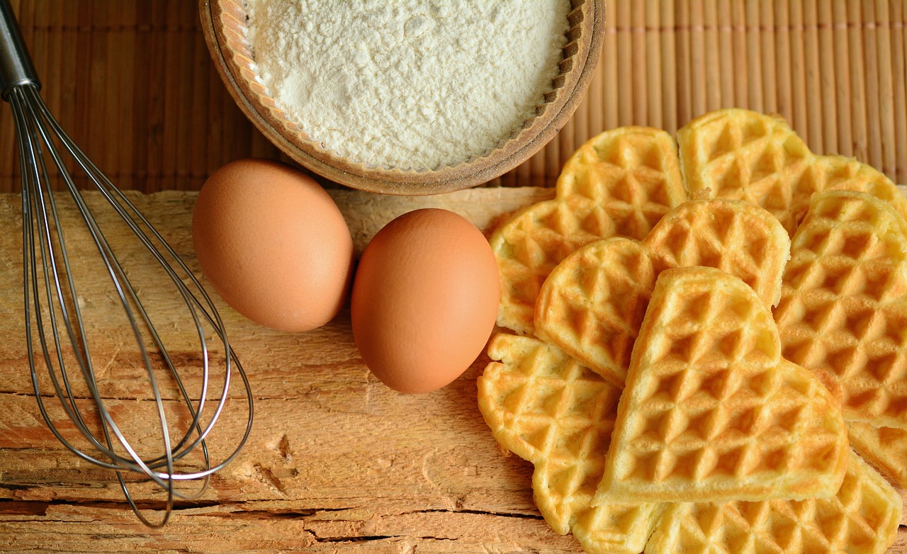 Kok bereidt creatieve maaltijden met restjes. Kok bereidt creatieve maaltijden met restjes.