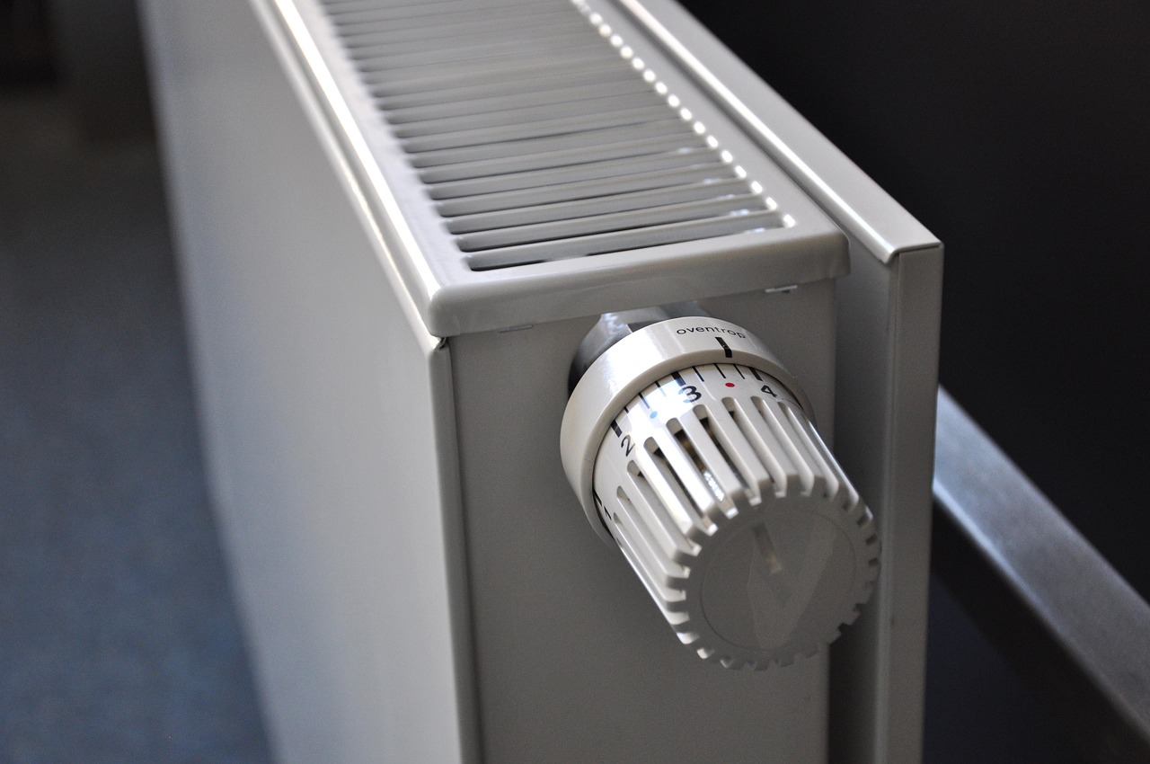 Warm water buizen onder houten vloer. Warm water buizen onder houten vloer.