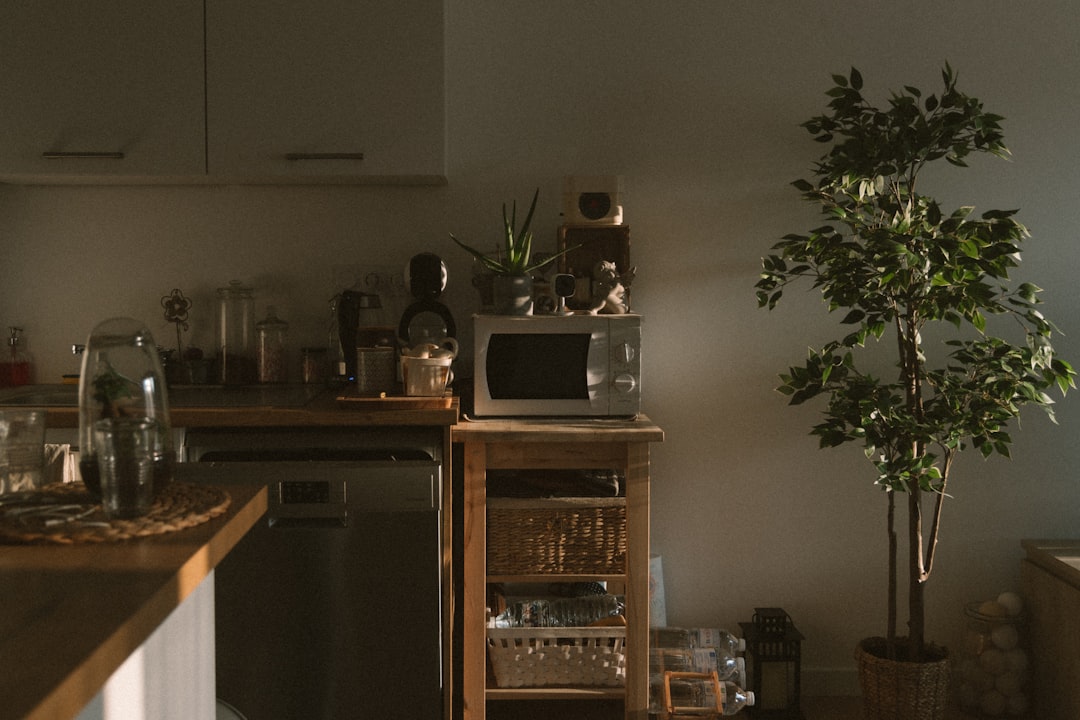 Groene accenten zorgen voor woonkamer sereniteit.
