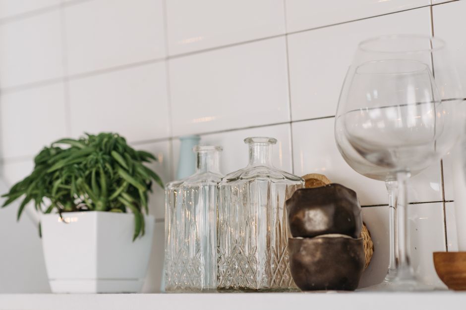 Strakke witte keuken met abstract glasschilderij.