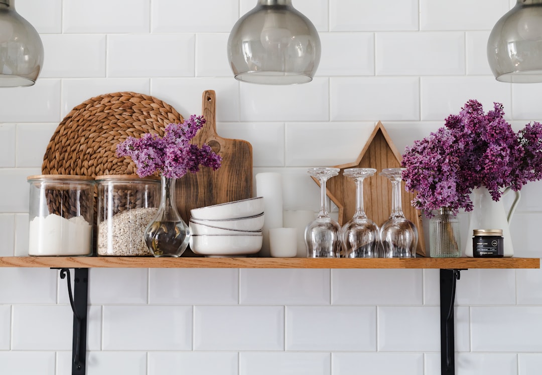 Glasschilderij met kleurrijke bloemen in moderne keuken.