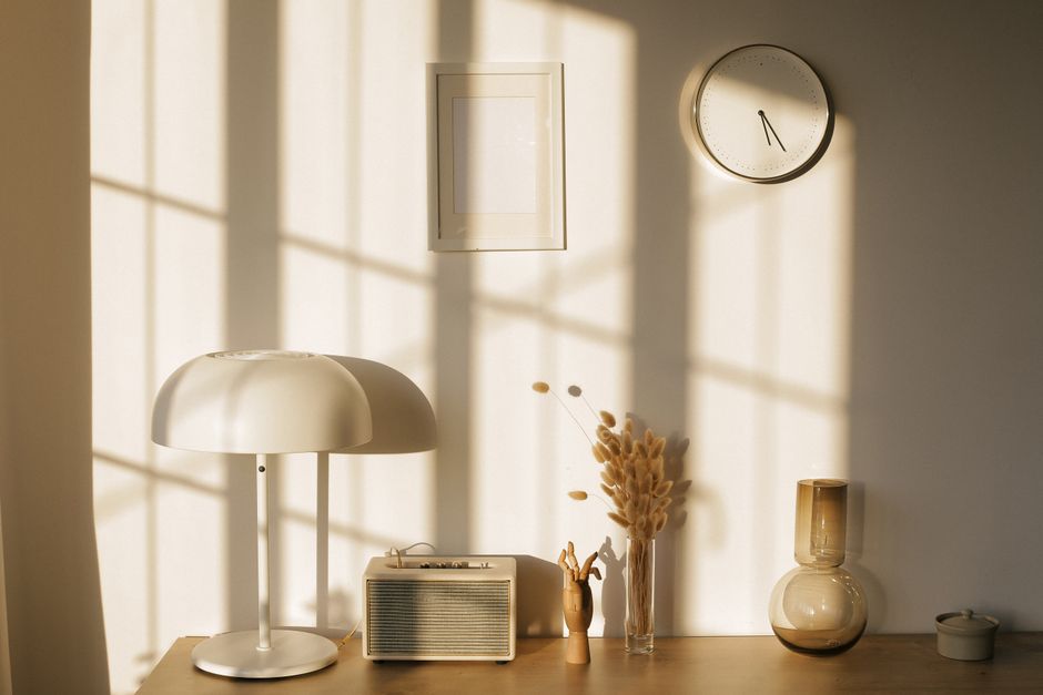 Moderne tafellamp met natuurlijk houten ontwerp.
