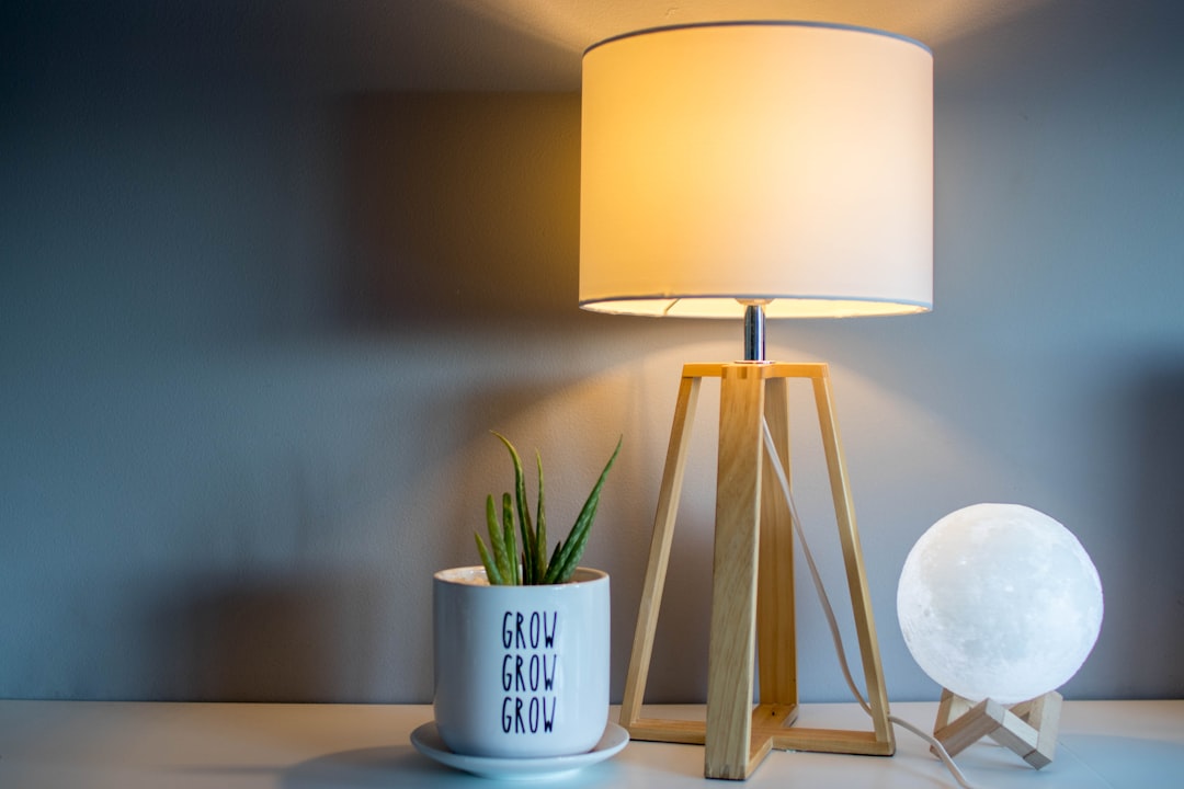 Gele tafellamp geeft zomers licht in woonkamer.
