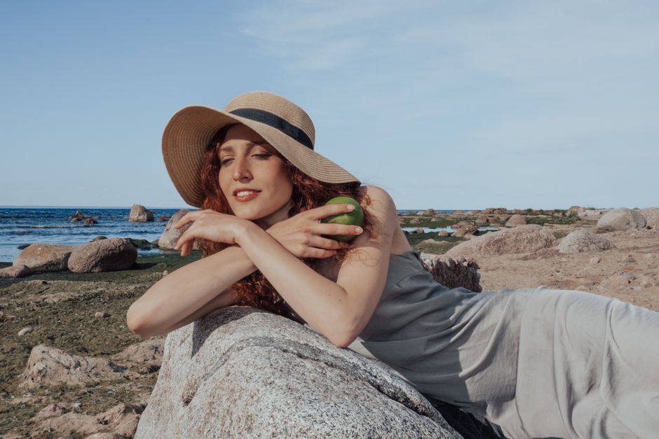 Olijfgroene accessoires voor trendy zomermode 2026.