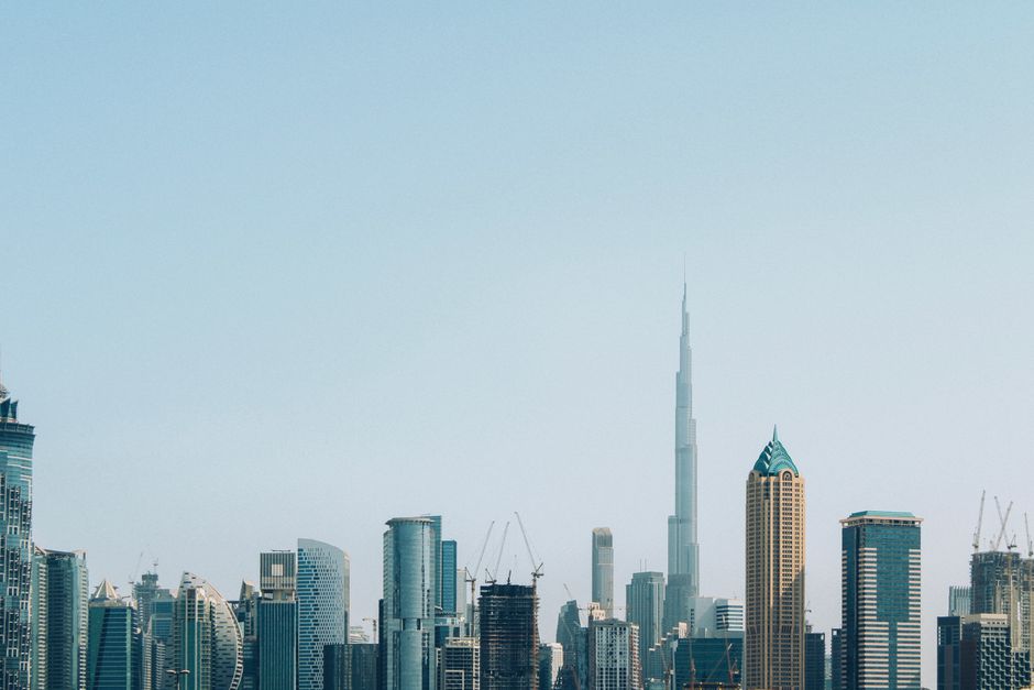 Moderne woonruimte met levendige Dubai canvasprints.