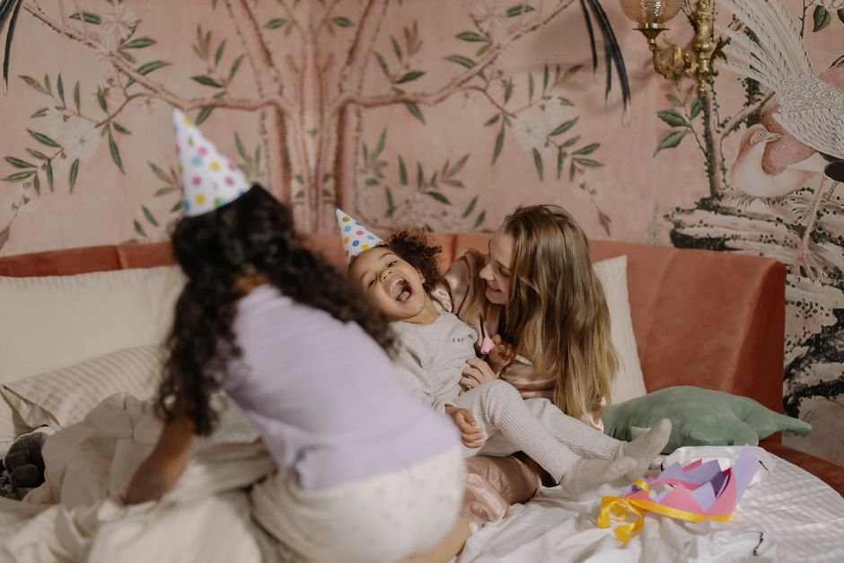 Kinderdroomlandschap met regenbogen en luchtballonnen. Kinderdroomlandschap met regenbogen en luchtballonnen.