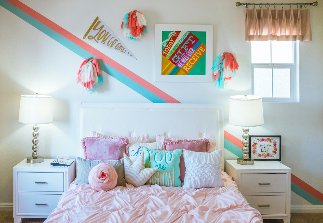 Fotobehang met kleurrijke fantasiedieren op muur. Fotobehang met kleurrijke fantasiedieren op muur.