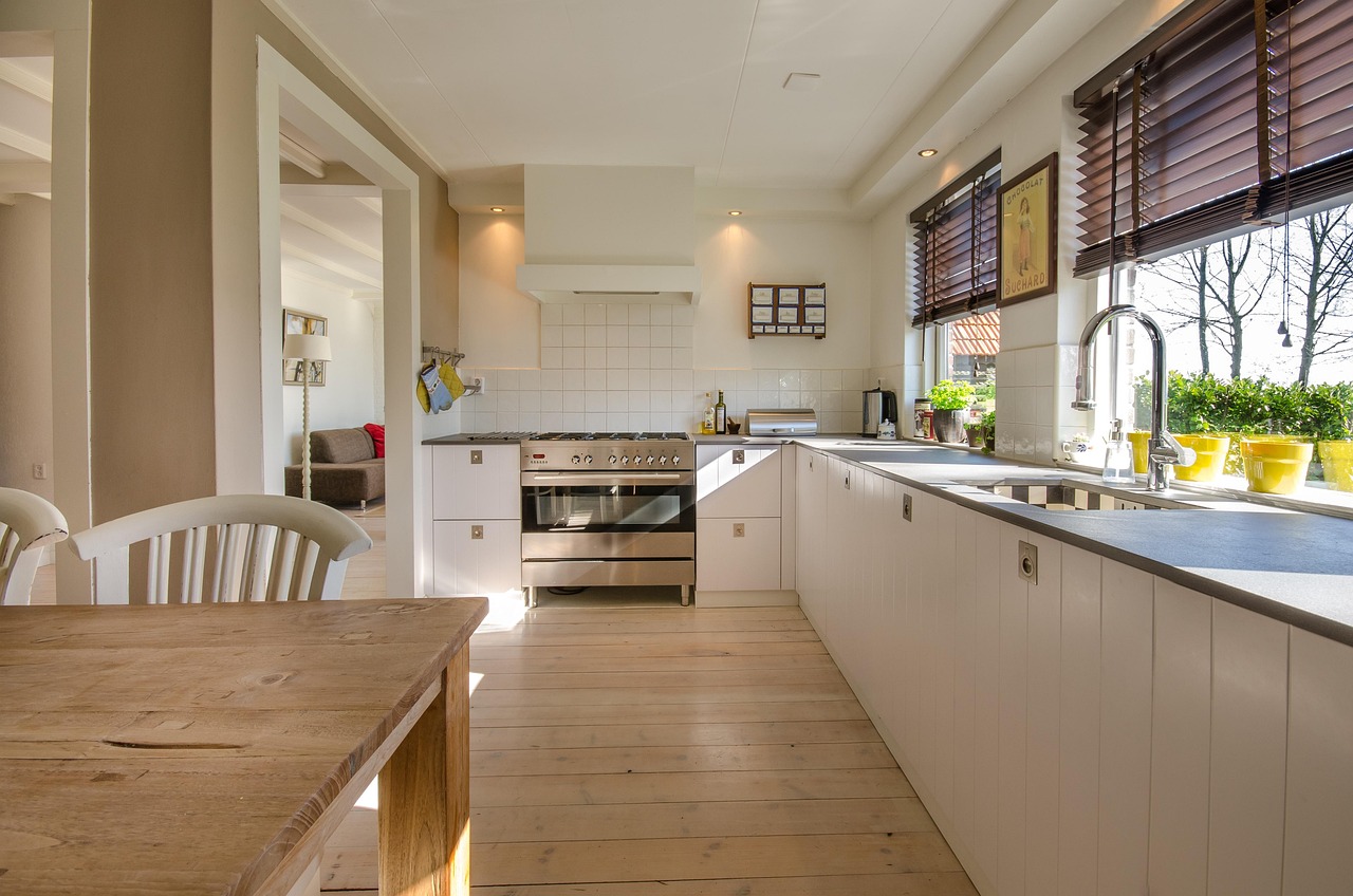 Boekenkast met ingebouwde kasten en geheim vak.